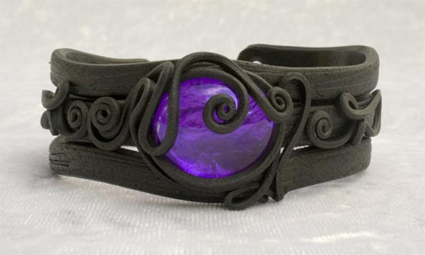 Armreifen mit Glas (rund violett)