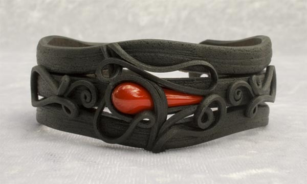 Armreifen mit Glas (Tropfen rot)